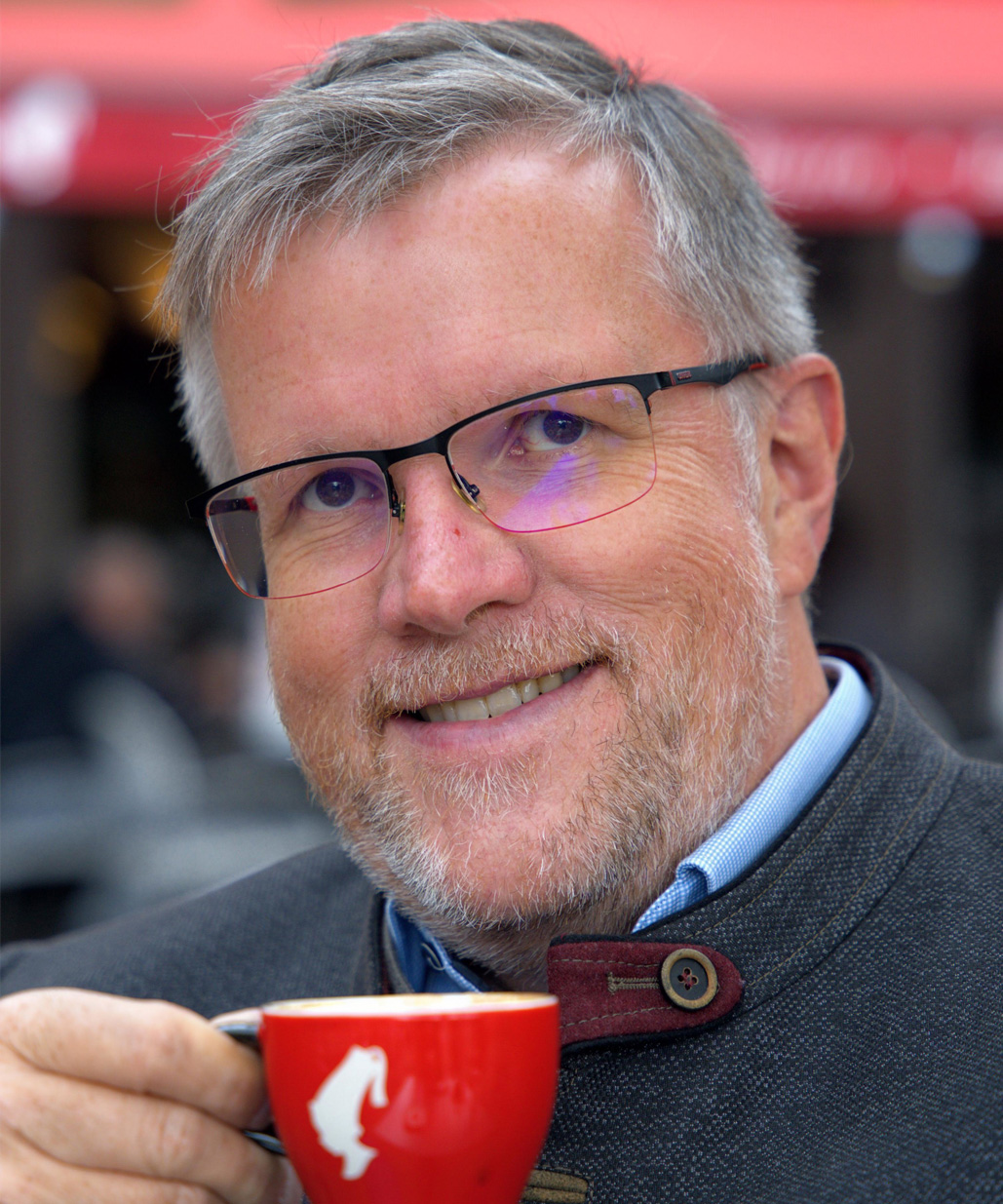 Frank Berndt, Burnout-Experte und Coach, bei einer Kaffeepause – authentisch, sympathisch und bodenständig.