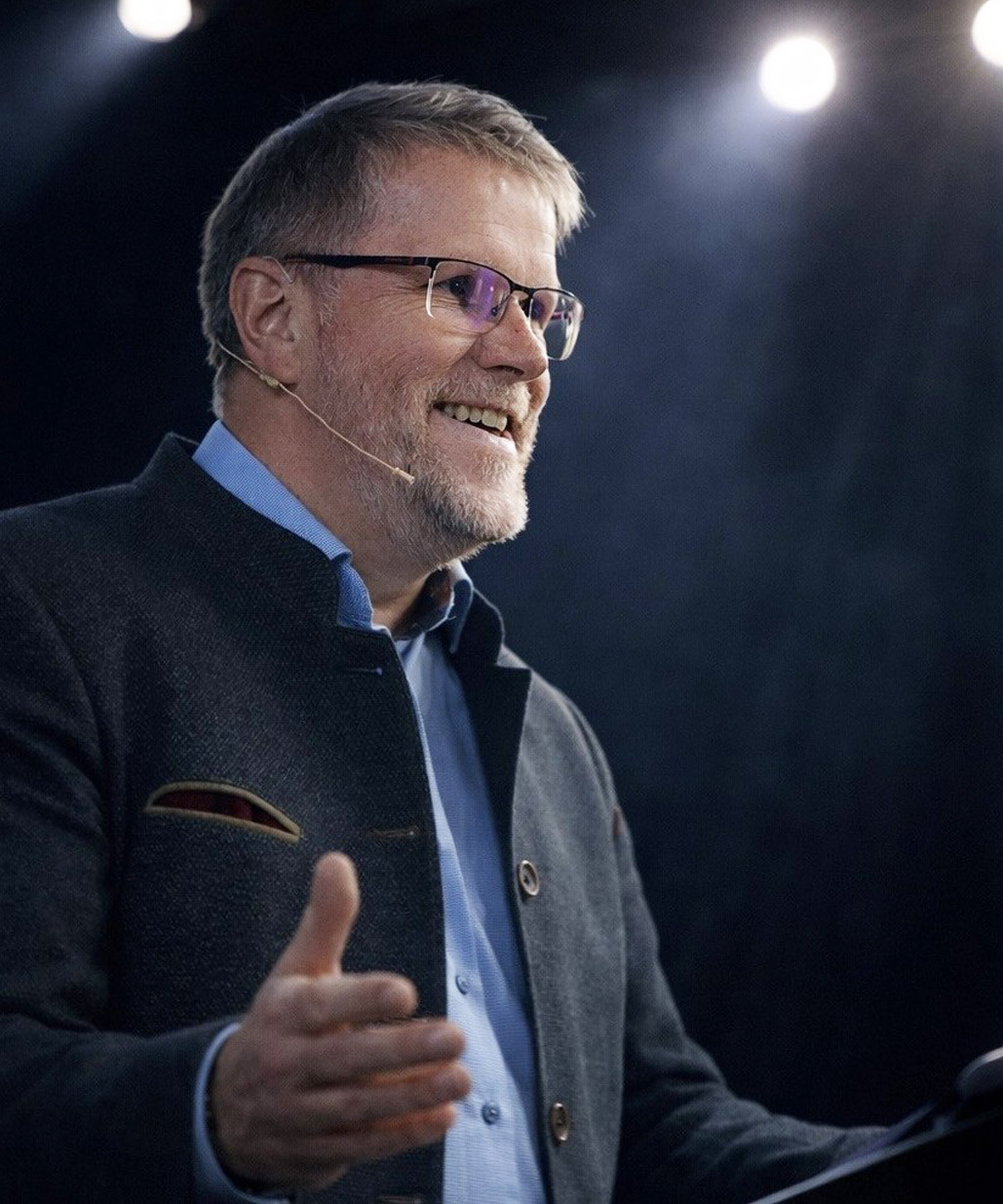 Frank Berndt spricht als Keynote-Speaker über Burnout-Prävention und Mitarbeitergesundheit